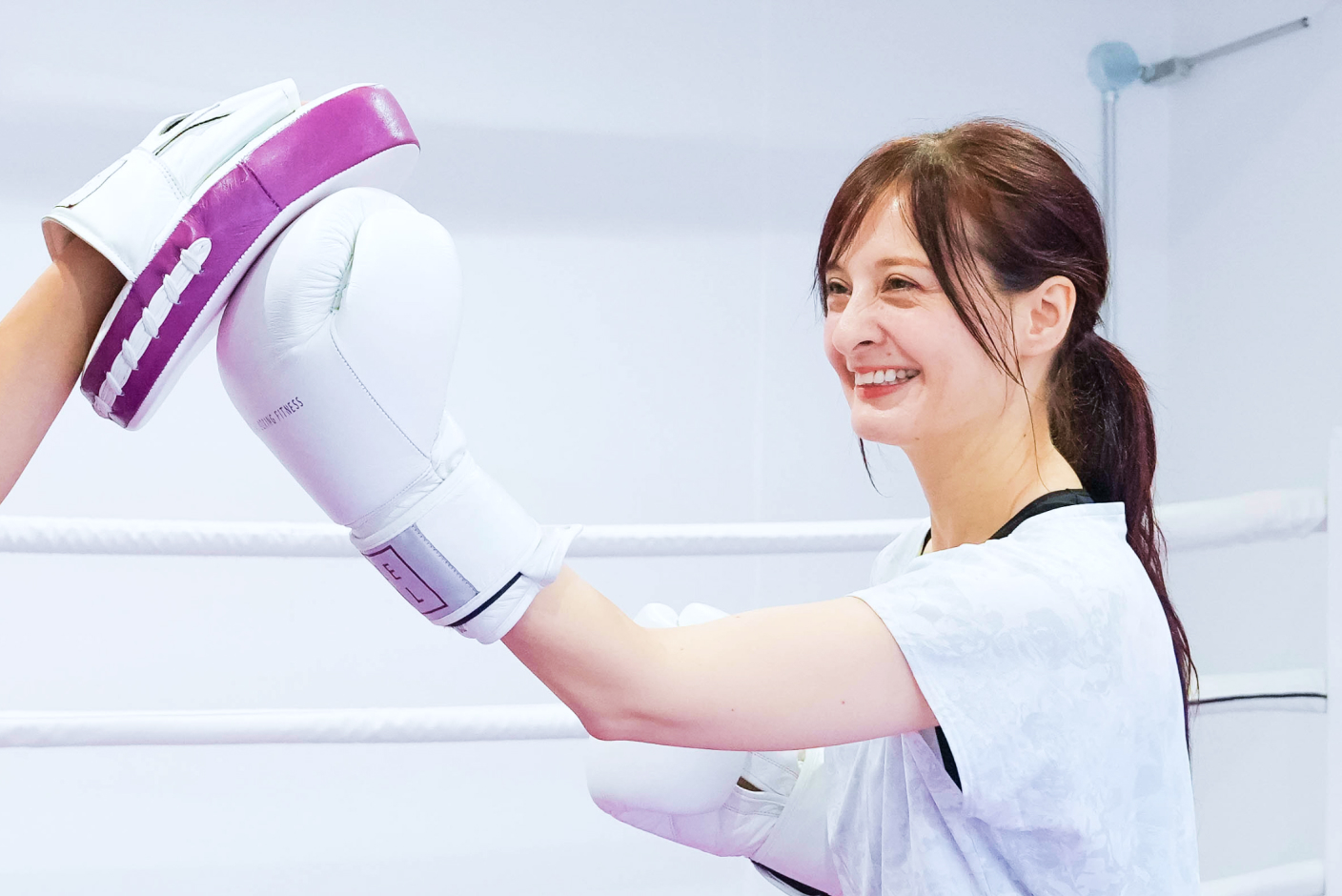 ミットを打つ女性