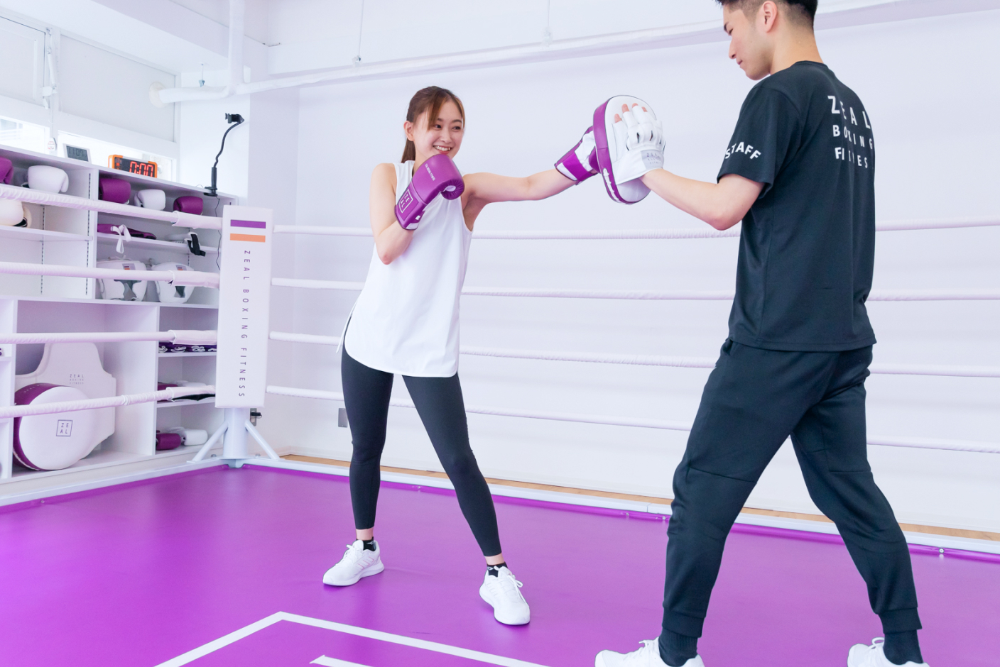 ミットを打つ女性とミットを持つ男性