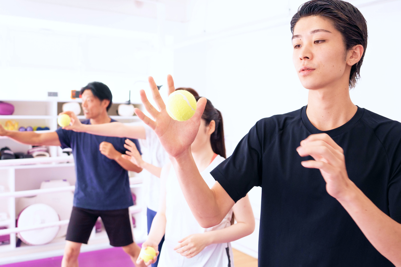 テニスボールでトレーニングをする様子