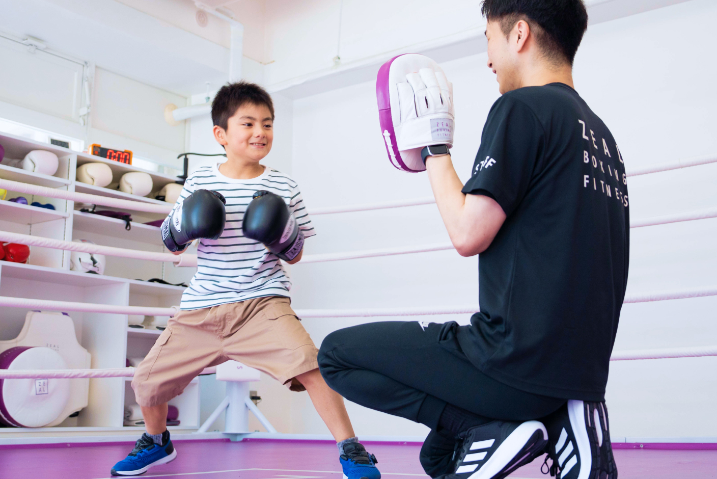 ミットを構える男性とそれを打つ男の子