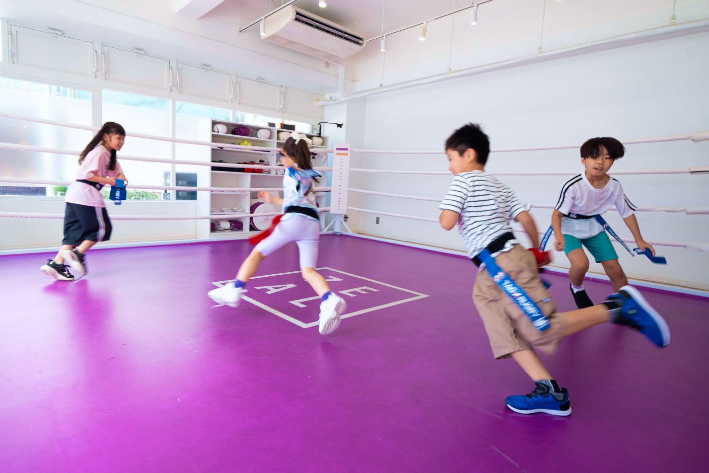 リング内で子どもたちが走り回りながらトレーニングしている様子