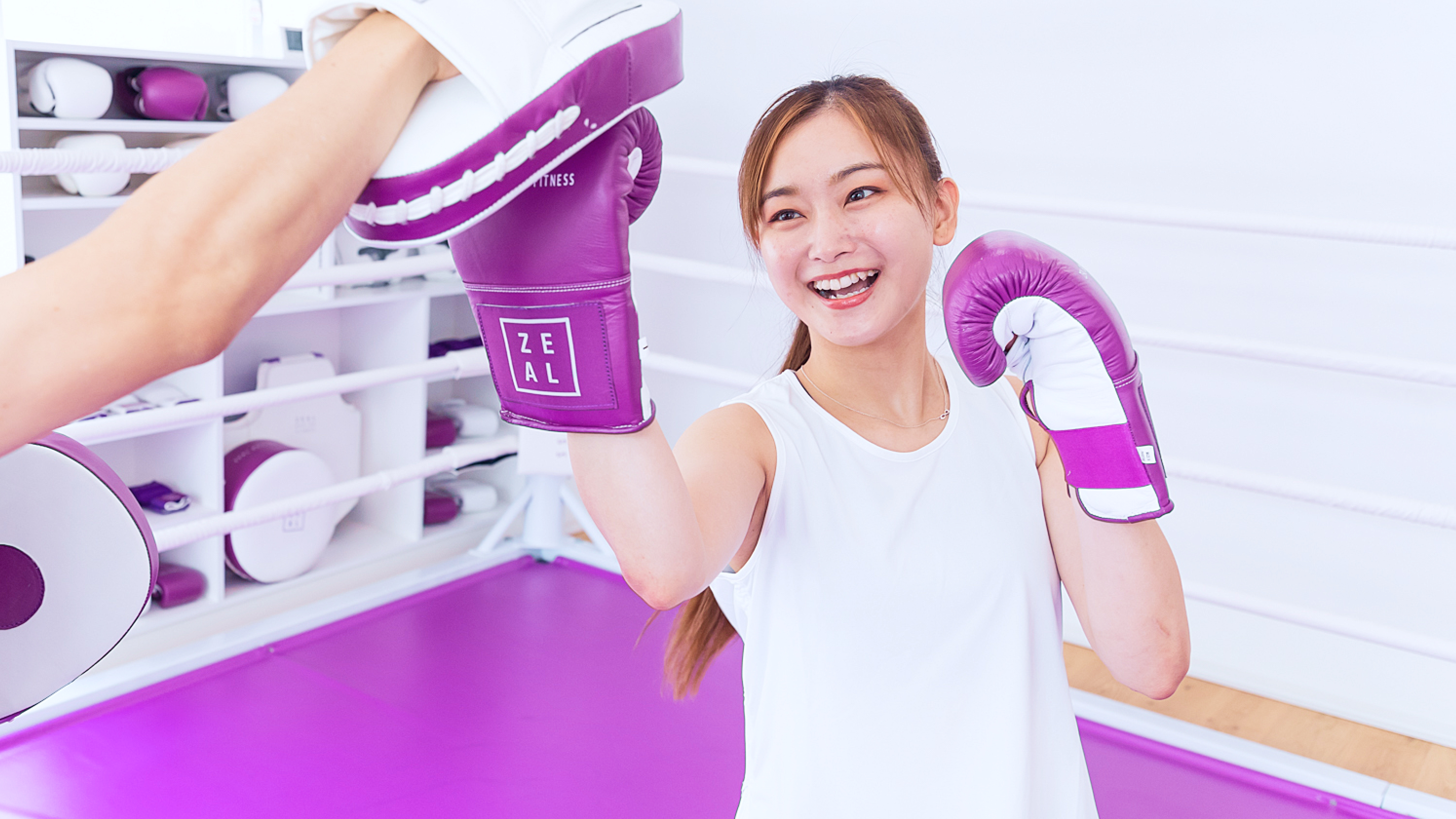 ボクシングをする女性