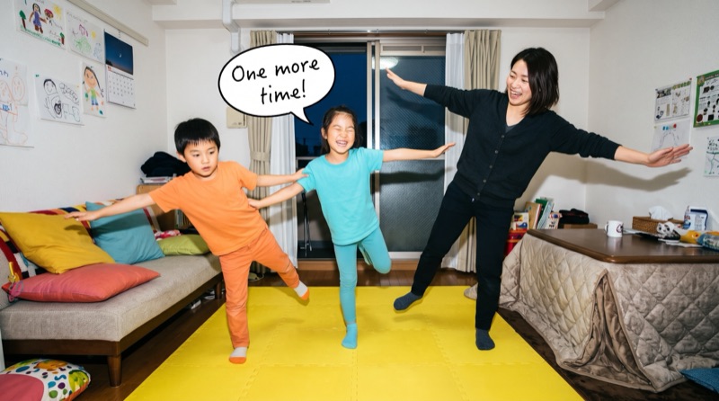 片足立ちのポーズで遊ぶ親子（イメージ）