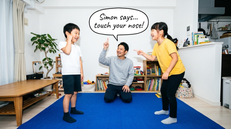 お父さんの「Simon says」の合図で遊ぶ子どもたち。弟はまちがえて耳をさわって大笑い（イメージ）