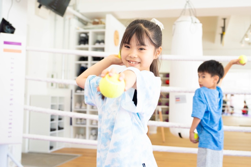 福岡 薬院 小学生 英語×フィットネスのEnglish Fight Kidsで動きながら笑顔の子どもたち