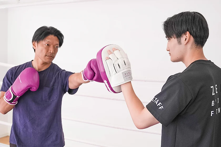 ミット打ちをする様子