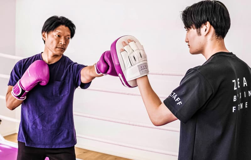 トレーナーとミット打ちをしている様子